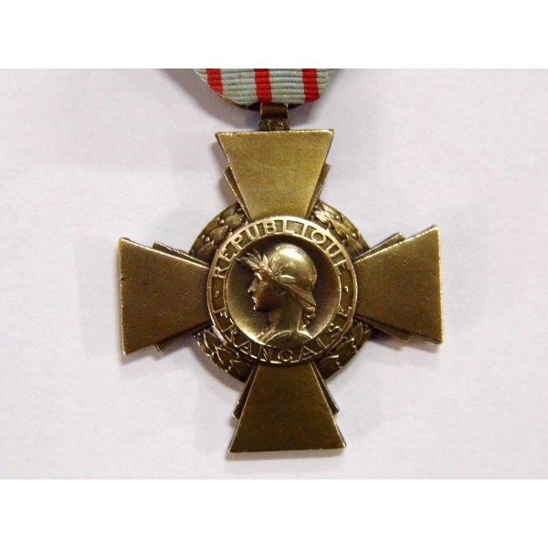 Croix Du Combattant Française - Décoration Militaire Occasion - Insigne Historique